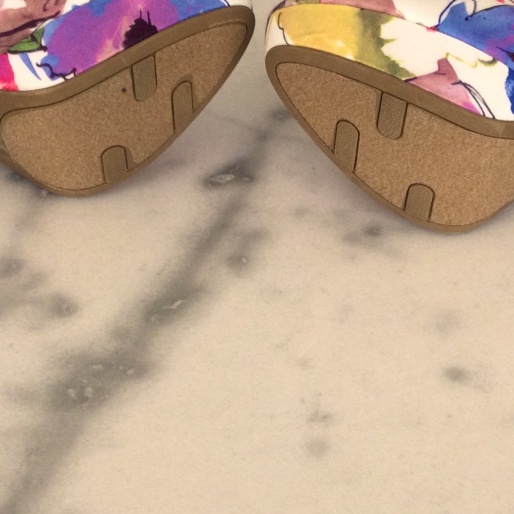 9M NWOB Floral Print Fergie Heels - Picture 5 of 10